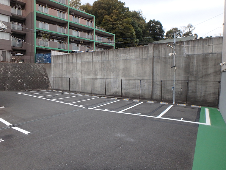 駐車場の白線(ライン引き)　駐車場斜め前からの全体画像
