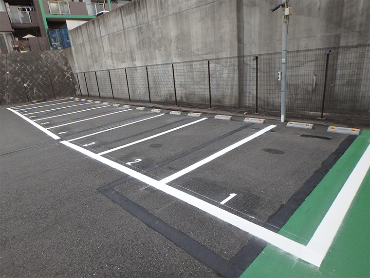 駐車場の白線(ライン引き)　駐車場斜め横からの全体画像