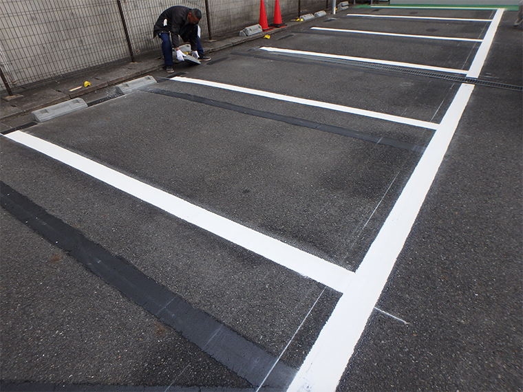 白線ライン施工+文字施工+パーキングブロック設置 神奈川県1